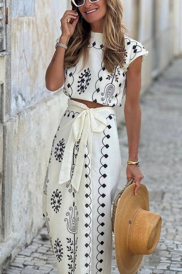 Off-white Skirt and Black Printed Tights Two-piece Set